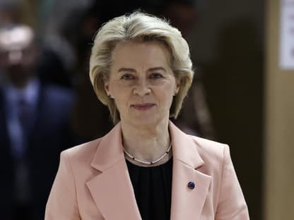 Ursula von der Leyen mit rosa Anzug