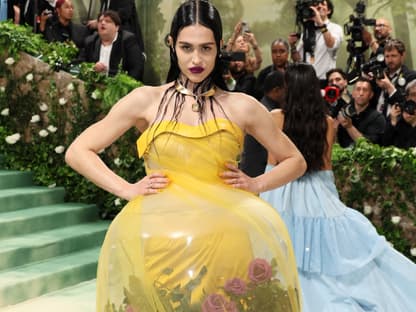 Amelia Gray in einem gelben glockenförmigen Kleid bei der MET Gala 2024