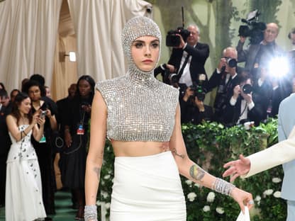 Cara Delevigne in silbernen Oberteil mit Helmbezug bei der MET Gala 2024