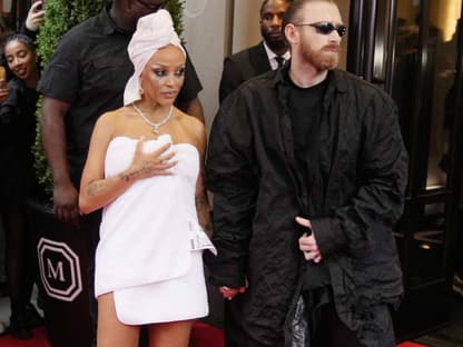 Doja Cat im Handtuch bei der MET Gala 2024 zusammen mit Beka Gvishiani im schwarzen Outfit