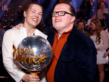 Gabriel Kelly und Angelo Kelly mit dem Siegerpokal im "Let's Dance"-Finale