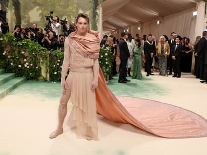 Gustav Magnar im Gladiatoren-Outfit bei der MET Gala 2024