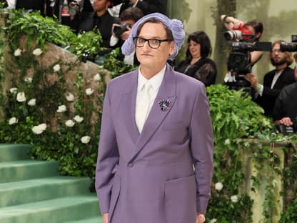 Hamish Bowles im lilanen Anzug mit lilanem Hut auf dem Kopf bei der MET Gala 2024