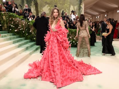 Jessica Biel in einem pinken Kleid bei der MET Gala 2024