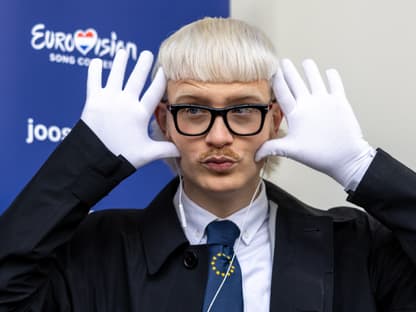 Joost Klein mit weißen Handschuhen