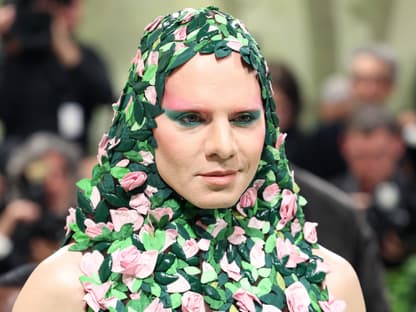 Jordan Roth bei der MET Gala 2024 mit Rosen-Outfit