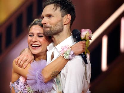 Jana Wosnitza umarmt bei "Let's Dance" Vadim Garbuzov