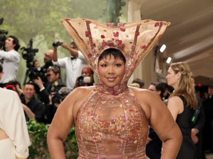 Lizzo mit einem Hut auf dem Kopf bei der MET Gala 2024