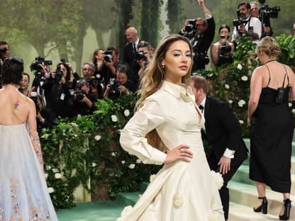 Madelyn Cline in einem weißen Rosenkleid bei der MET Gala 2024