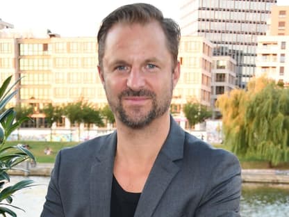 Philipp Hochmair im Sakko in Berlin