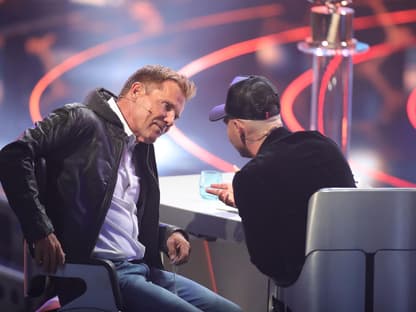 Dieter Bohlen und Pietro Lombardi reden am DSDS-Jurypult