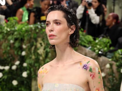 Rebecca Hall mit Blumen aufgemalt auf den Schultern bei der MET Gala 2024