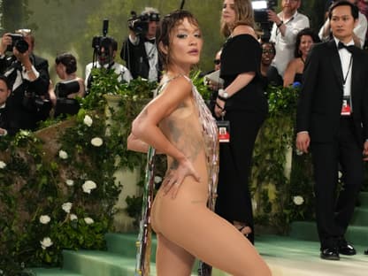 Rita Ora mit an der Seite durchsichtigen Kleid bei der MET Gala 2024