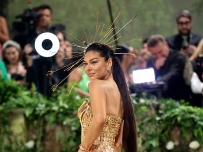 Sabrina Harrison in goldenem Kleid und goldenem Kopfschmuck bei der MET Gala 2024