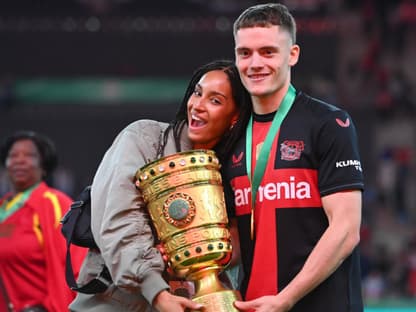 Florian Wirtz und Freundin mit DFB-Pokal