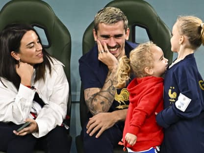 Antoine Griezmann, Erika Choperen und die beiden Kinder Mia und Alba