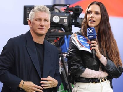 Bastian Schweinsteiger und Esther Sedlaczek bei EM-Spiel