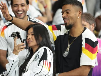 Benjamin Henrichs mit einer Frau am Spielfeldrand der EM 2024