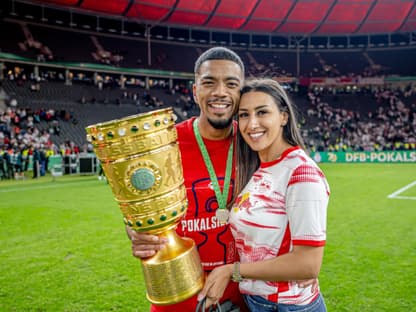 Bejamin Henrichs mit Freundin und Pokal