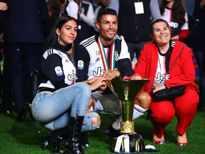 Cristiano Ronaldo mit seiner Ehefrau und seiner Mutter