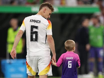 EM 2024: Deutschland-Schottland - Joshua Kimmich mit seinem Sohn an der Hand