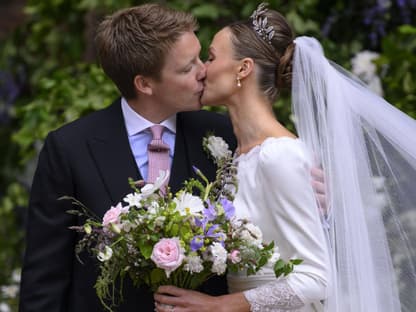 Hugh Grosvenor und Olivia Henson küssen sich im Rahmen ihrer Hochzeit