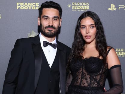 Ilkay Gündogan und Ehefrau Sara Arfaoui bei der Preisverleihung Ballon D'Or 2023 in Paris