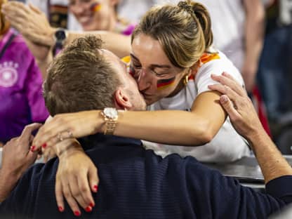 EM 2024: Lena Wurzenberger küsst DFB-Coach Julian Nagelsmann beim Eröffnungsspiel Deutschland-Schottland 