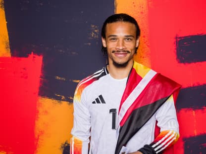  Leroy Sané mit Deutschland-Trikot und -Flagge