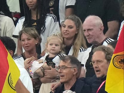 Niclas Füllkrugs Ehefrau Lisa und Tochter Emilia bei Deutschland-Spiel (WM 2022)