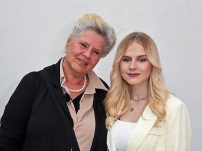 Silvia und Estefania Wollny stehen vor einer weißen Wand