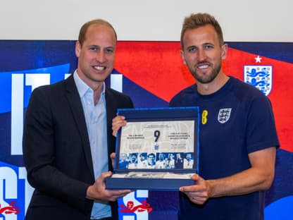 Prinz William und Harry Kane posieren mit Box in der Hand