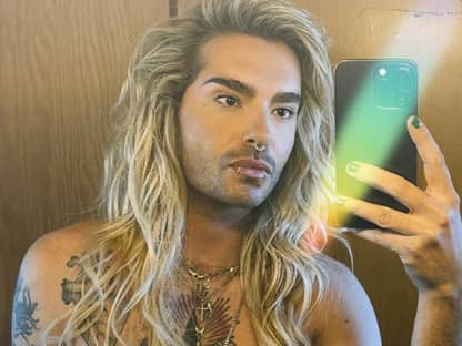 Bill Kaulitz oberkörperfrei vor dem Spiegel