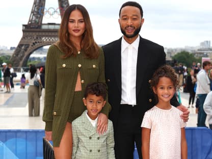 Chrissy Teigen, John Legend und ihre Kinder Luna und Miles in Paris vor dem Eiffelturm