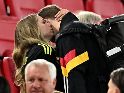 Anika Neuer tröstet Manuel Neuer nach dem EM-Viertelfinale von Deutschland gegen Spanien