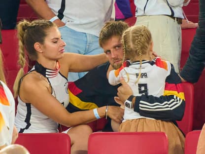 Niclas Füllkrug mit Ehefrau Lisa Füllkrug und der gemeinsamen Tochter im EM-Viertelfinale