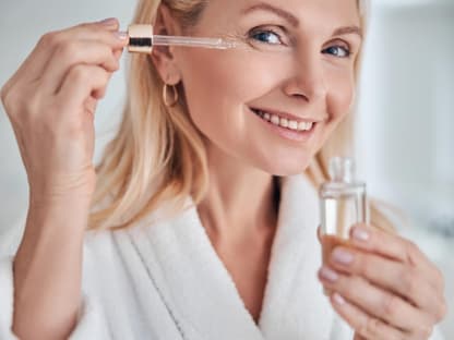 Frau mit Anti-Aging-Serum