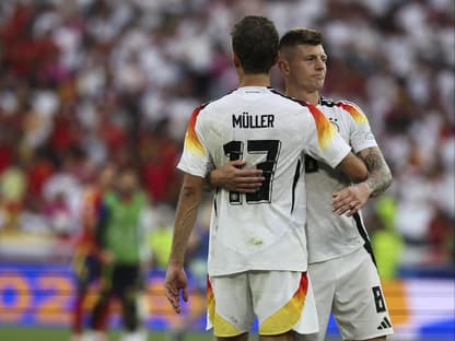 Thomas Müller und Toni Kroos umarmen sich nach EM-Aus