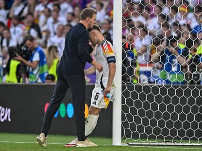 Julian Nagelsmann tröstet Joshua Kimmich nach EM-Aus gegen Spanien