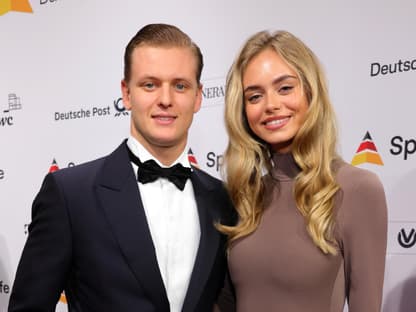 Mick Schumacher und Laila Hasanovic posieren zusammen 