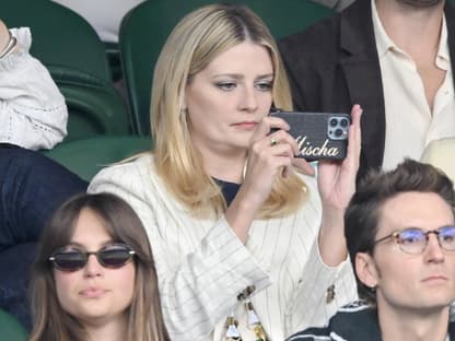 Mischa Barton fotografiert etwas