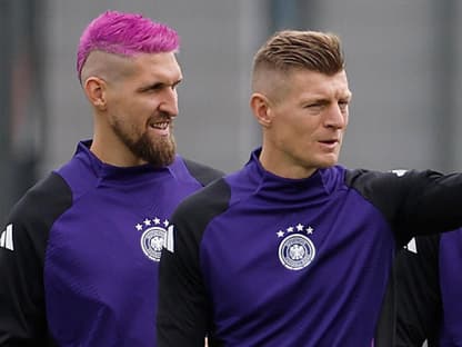 Robert Andrichs mit pinken Haaren neben Toni Kroos beim Abschlusstraining vor dem EM-Viertelfinale