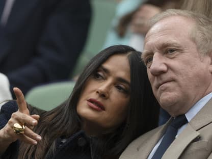 Salma Hayek zeigt François-Henri Pinault etwas mit dem Finger