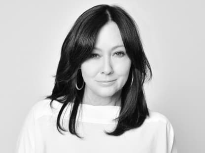 Shannen Doherty in schwarz-weiß