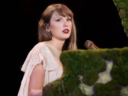 Taylor Swift am grünen Klavier bei Eras-Tour