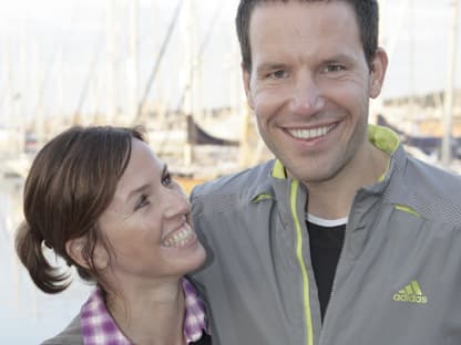 Tim Bergmann und Johanna Richter Arm in Arm