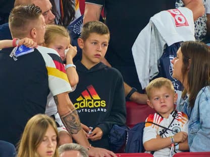 Toni Kroos mit Ehefrau Jessica und seinen drei Kinder nach dem EM-Viertelfinale