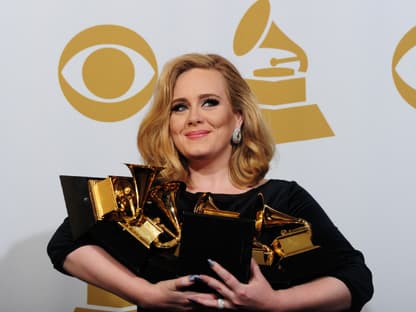 Adele im Jahre 2012 mit Grammys auf dem Arm 