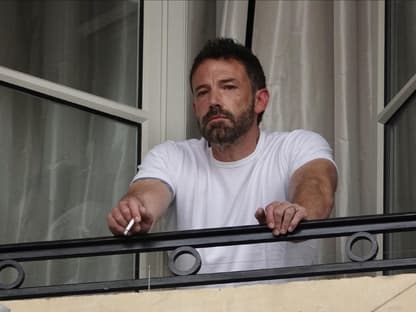 Ben Affleck müde und erschöpft auf einem Balkon in Venedig