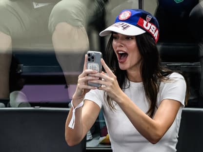 Kendall Jenner mit Handy in der Hand bei Olympia 2024